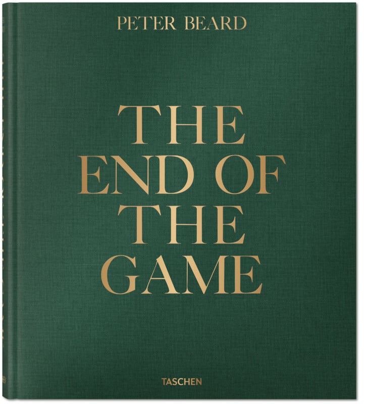There are golden letters written on the cover of the green book. "peter beard" At the top, "end of the game" In large letters in the center, "bag" It's at the bottom.