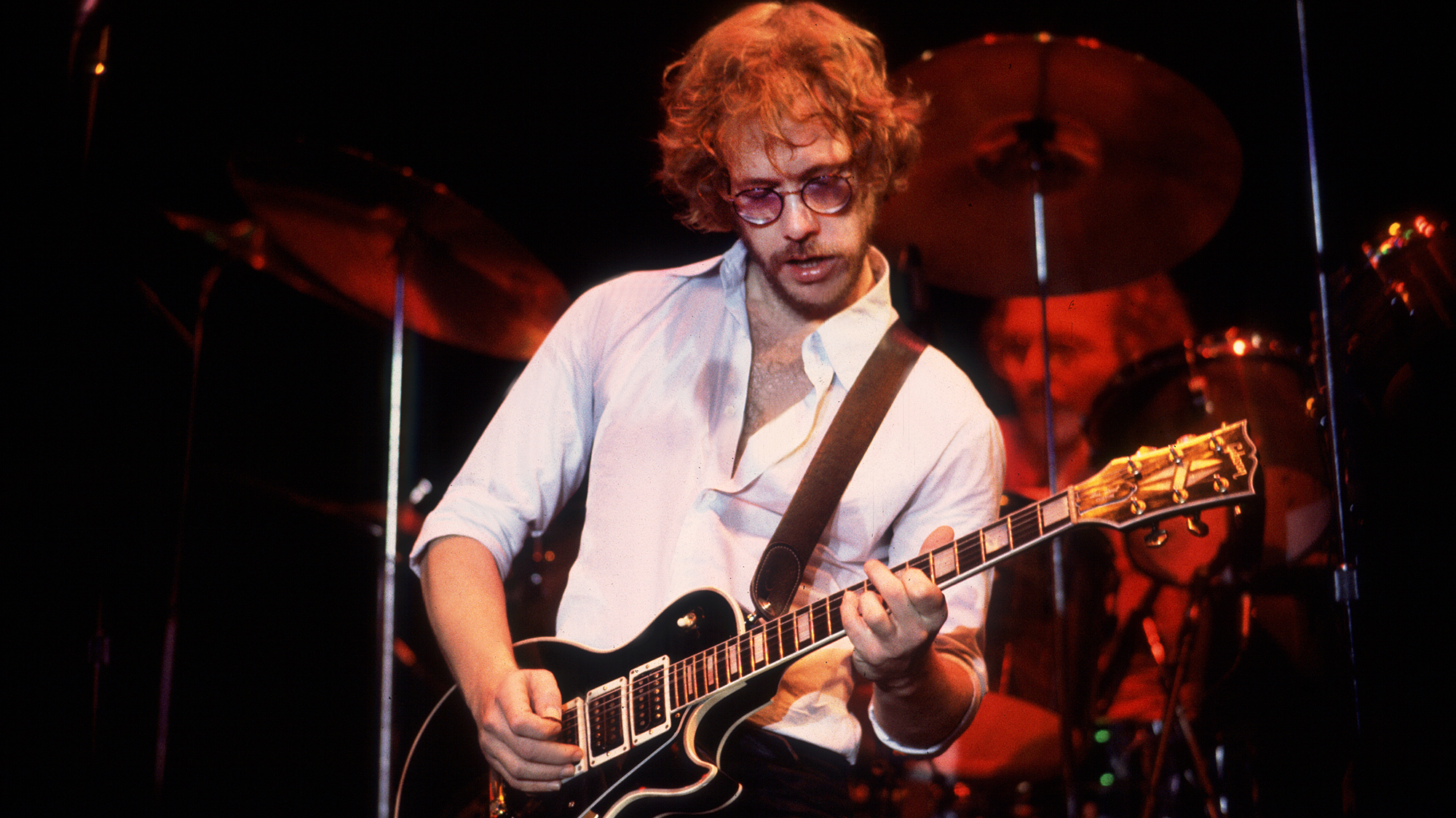 American rock musician Warren Zevon (1947-2003) performs on stage at Park West on October 17, 1982 in Chicago, Illinois.