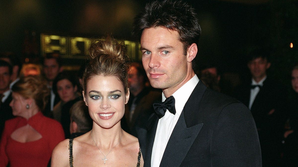 Denise Richards and Patrick Muldoon attend the Berlin premiere "james bond" In November 1999.