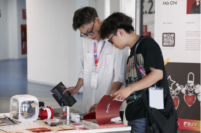 Students checking their portfolios. Photo courtesy: BUV