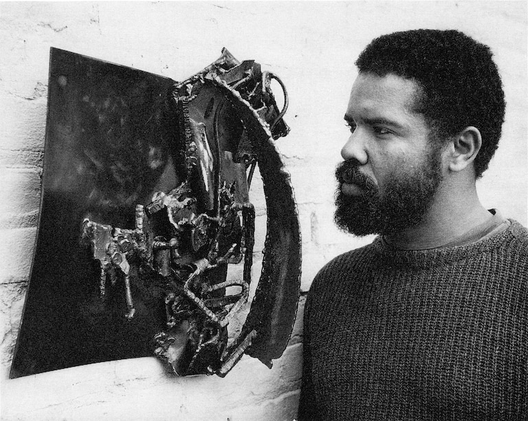 Melvin Edwards and his sculpture in 1963 "fragment dimension".